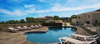 カルビですべての快適さを備えた豪華なヴィラ