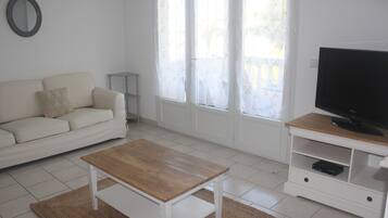 Télévision, baby-foot, table de tennis de table