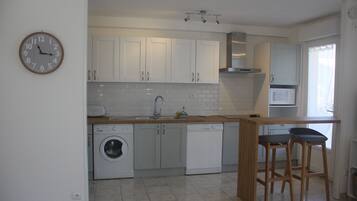 Fridge, microwave, stovetop, dishwasher