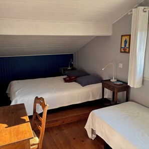 3 slaapkamers, een bureau, een strijkplank/strijkijzer, reisbedje