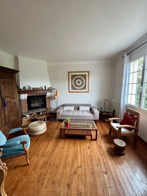 Fernseher, Kamin, DVD-Player, Bücher