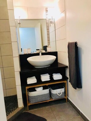 Dusche, Handtücher, Toilettenpapier