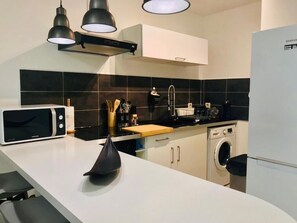 Kühlschrank, Mikrowelle, Ofen, Herdplatte