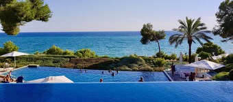 Salou superb 1st line air-conditioned apartment, wifi, direct access to the sea.