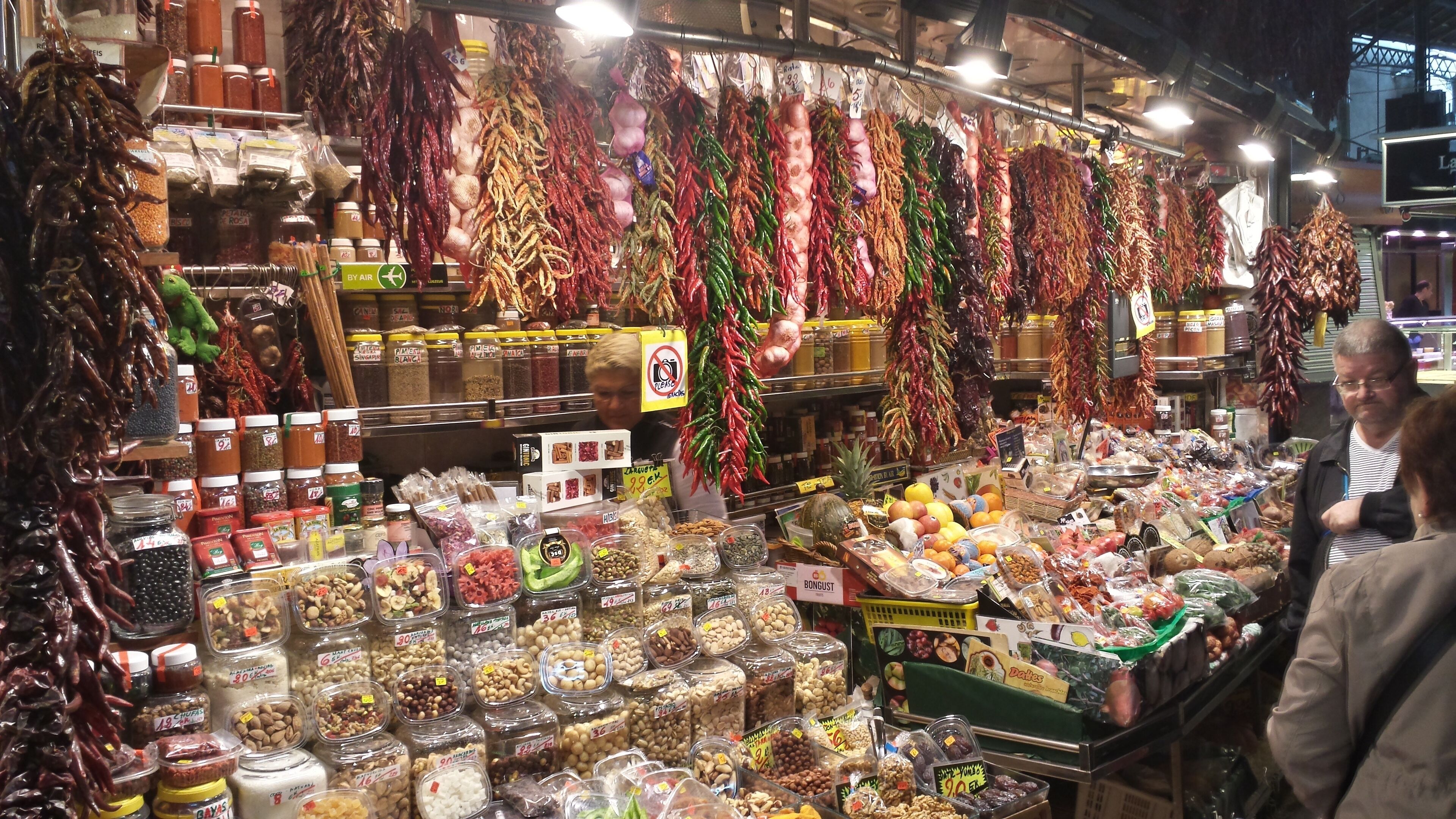 Un étal de marché proposant divers produits secs et épices.