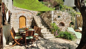 Outdoor dining - 4 room apartment on the ground floor of villa for 6-8 people with all mod cons (Menton)