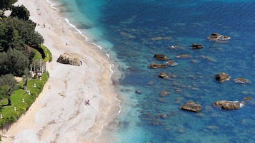 Una spiaggia nelle vicinanze