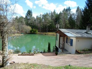 Property grounds - Chalet overlooking a pond in a green setting. (Augignac)
