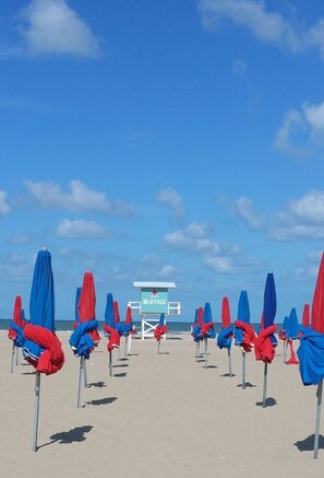 Nära stranden och solstolar