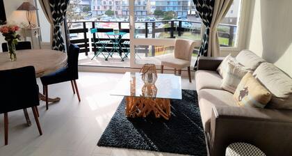 Magnificent triplex with sea and marina views from the balcony, close to the center.