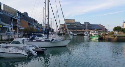 MARINA DEAUVILLE Triplex 2 - 4 hlöä. Merinäköala ja lampi. Wifi, HD-TV