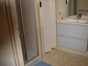Dusche, Haartrockner, Toilettenpapier