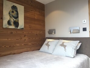 3 makuuhuonetta, työpöytä, ilmainen Wi-Fi, vuodevaatteet