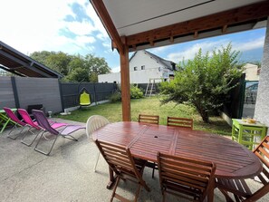 Outdoor dining - New house, quiet, comfortable and close to everything (Argelès-Gazost)