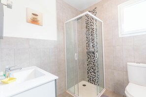 Bathtub, hair dryer - New house, quiet, comfortable and close to everything (Argelès-Gazost)
