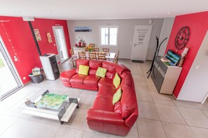 TV connectée, cheminée, lecteur de DVD, baby-foot