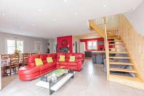 Älytelevisio, takka, DVD-soitin, pöytäjalkapallopöytä