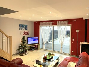 Älytelevisio, takka, DVD-soitin, pöytäjalkapallopöytä