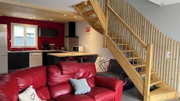 Smart-tv, een open haard, een dvd-speler en tafelvoetbal