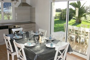 Dining - HOUSE LOCTUDY Pays Bigouden, 3 bedrooms, Beach 600m, Expo South. Bikes. Wifi (Loctudy)