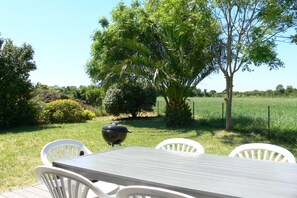 Outdoor dining - HOUSE LOCTUDY Pays Bigouden, 3 bedrooms, Beach 600m, Expo South. Bikes. Wifi (Loctudy)