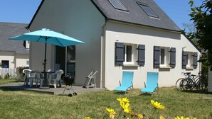 A house with a patio, outdoor furniture, and a bicycle. - HOUSE LOCTUDY Pays Bigouden, 3 bedrooms, Beach 600m, Expo South. Bikes. Wifi (Loctudy)