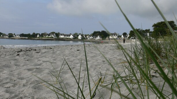 A sandy beach with houses in the background and grass in the foreground. - HOUSE LOCTUDY Pays Bigouden, 3 bedrooms, Beach 600m, Expo South. Bikes. Wifi (Loctudy)