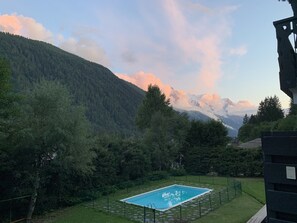 A heated pool - Light in chalet apartment, beautiful view of Mont Blanc, 200m from the slopes (Chamonix-Mont-Blanc)