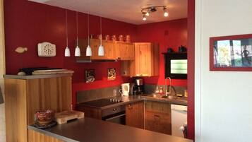 Een koelkast, een microgolfoven, een oven, een kookplaat