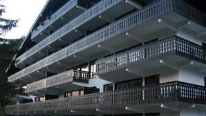 Un hotel de varios pisos con balcones en cada planta, que presenta un diseño arquitectónico moderno con patrones geométricos en las barandillas.