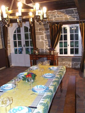 Dining - Beauvoir mansion 8 km from the Mont Saint Michel. (Roz-Sur-Couesnon)