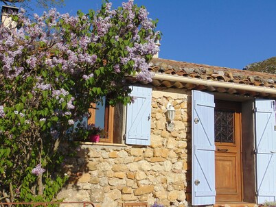 Separated studio on a fenced lot entering the Gorges du Verdon