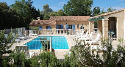 Villa provencale+pavillon en pierres avec patio clos calme avec piscine privee