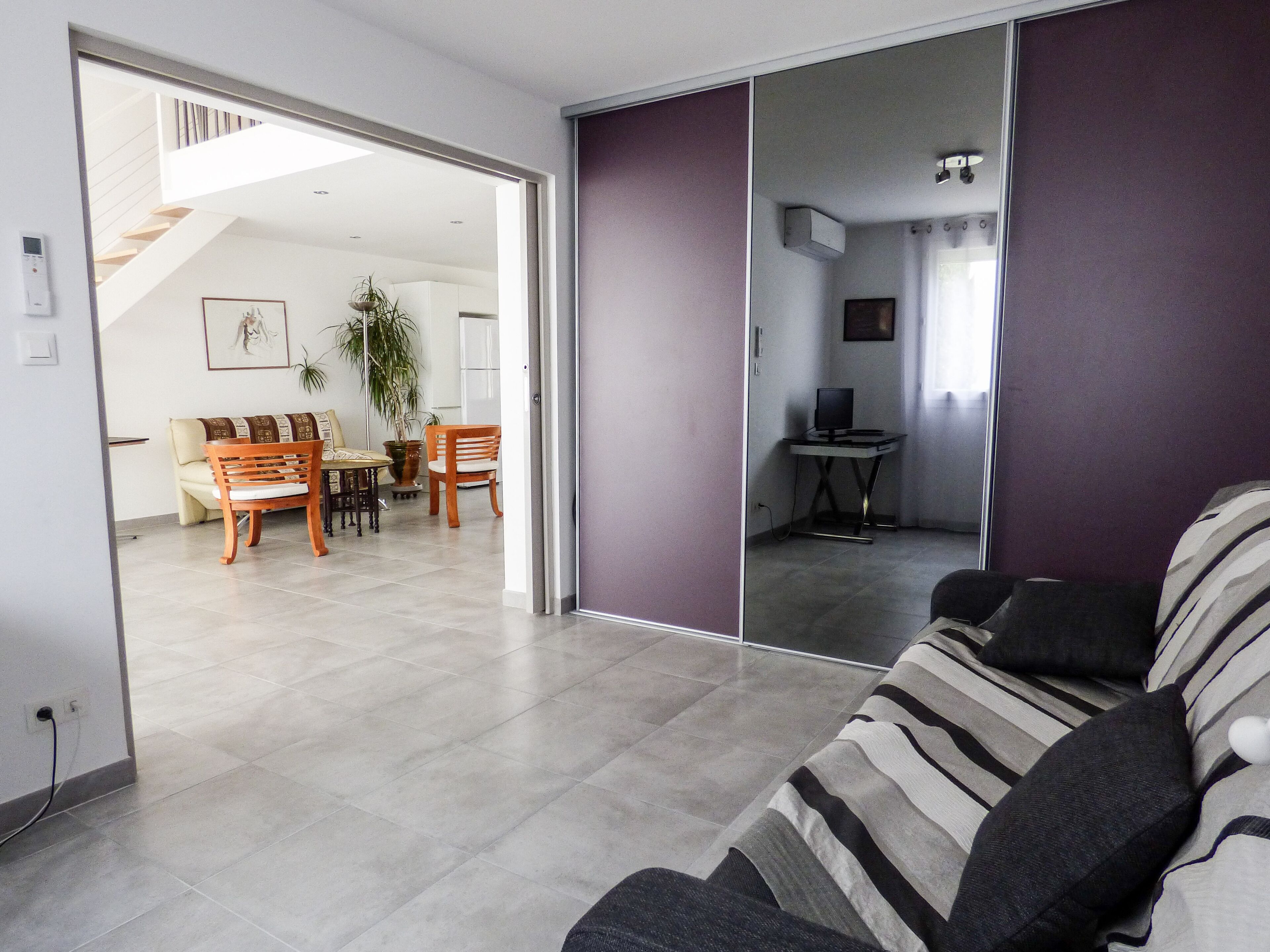  La deuxième chambre du bas avec sa porte coulissante, 