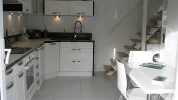 Een koelkast, een microgolfoven, een oven, een kookplaat