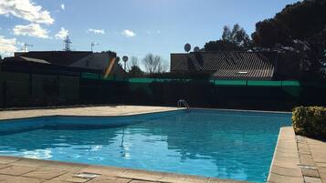 Een buitenzwembad