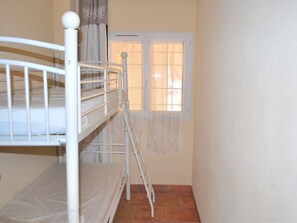 3 bedrooms, desk, iron/ironing board, travel crib