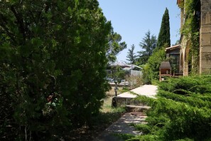 Property grounds - Vacation rental pool CHATEAUNEUF LE ROUGE LS7-80. (Châteauneuf-le-Rouge)