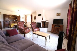Smart TV, fireplace - Vacation rental pool CHATEAUNEUF LE ROUGE LS7-80. (Châteauneuf-le-Rouge)
