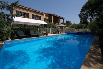 Location vacances CHATEAUNEUF LE ROUGE, maison à louer tout confort avec piscine. 6 personnes Réservation en ligne avec Plaisirs & Maisons de Provence