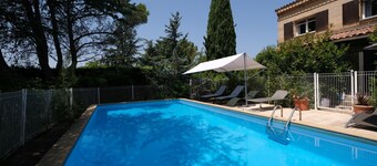 Første etasje av hus, boligområde med privat basseng i Provence