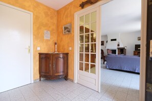 Interior - Vacation rental pool CHATEAUNEUF LE ROUGE LS7-80. (Châteauneuf-le-Rouge)