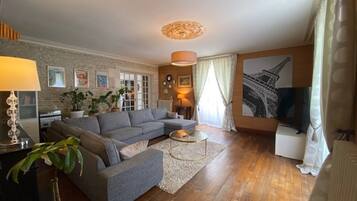 Een televisie, een open haard en boeken