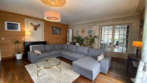 Télévision, cheminée, livres