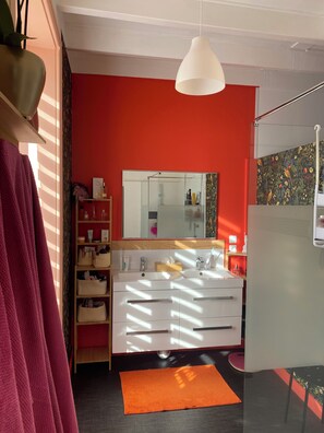 Shower, hair dryer - Large family home, private pool, near La Rochelle and Vendée beaches (Champagné-Les-Marais)