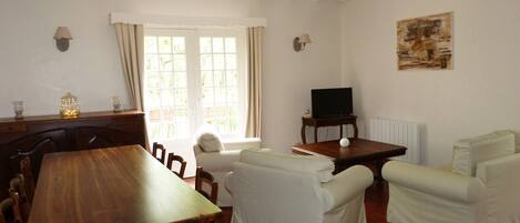 TV, fireplace, DVD player, books