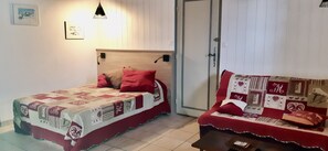 2 soverom, skrivebord, strykejern/-brett og reiseseng for barn