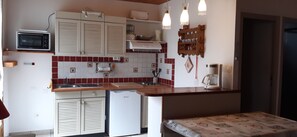 Kjøleskap, mikrobølgeovn, ovn og kokeplater