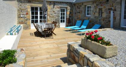 Penty, sea view from 1st floor, bedroom on ground floor, garden, sea and GR34 500 m away.