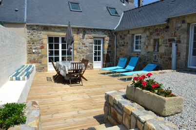Penty, sea view from 1st floor, bedroom on ground floor, garden, sea and GR34 500 m away.